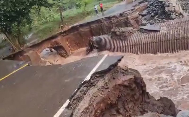 El ingreso hacia Guanagazapa se encuentra destruido. Foto La Hora: captura de video