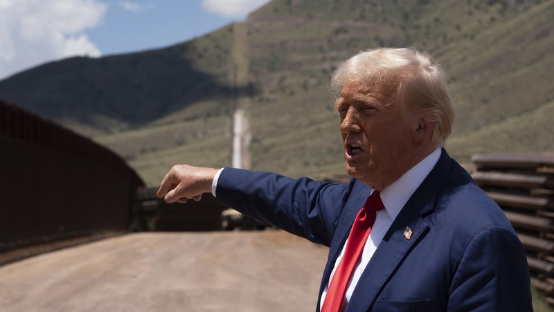 El entonces candidato presidencial republicano, Donald Trump, habla desde la frontera de EE.UU. con México en Sierra Vista, Arizona, el 22 de agosto de 2024. Rebecca Noble / Gettyimages.ru