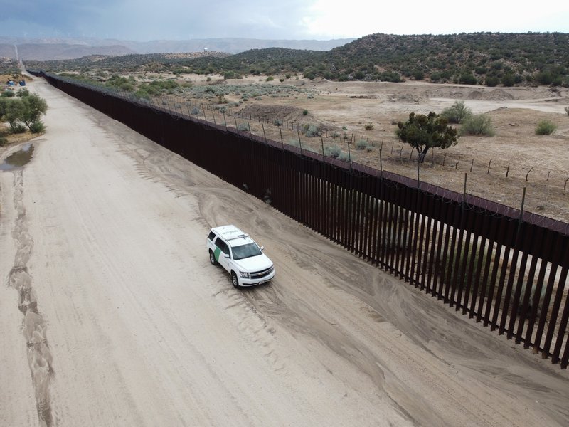 Un vehículo de la patrulla fronteriza viaja a lo largo de la frontera de EE.UU. con México en California el 11 de agosto de 2024. Michael Ho Wai Lee / Gettyimages.ru