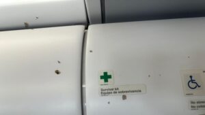 Orificios por arma de fuego en el avión de la aerolínea Spirit Airlines. X: @fl360aero