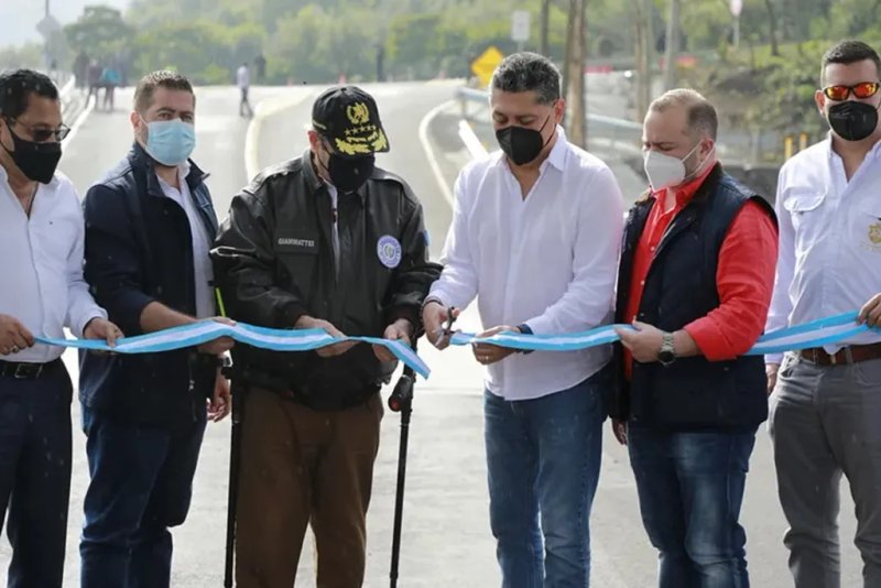 Giammattei inaugura el puente Cuto, nombre con el que fue bautizado en honor a Jairo Ponce, amigo de Miguel Martínez. Foto La Hora / Presidencia.