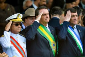 Fuentes: Rebelión / Socialismo y Democracia [Imagen: El ex presidente Jair Bolsonaro entre el almirante Almir Garnier, ex comandante de la Marina, y el general Paulo Sergio de Oliveira, ex ministro de Defensa, los tres involucrados en el intento de golpe de Estado en diciembre de 2022. Créditos: Marcelo Camargo / Agência Brasil]