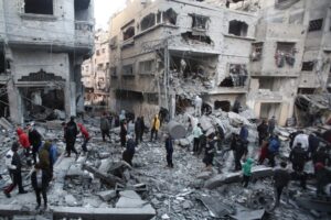 Palestinos inspeccionan las daños causados por un ataque aéreo israelí en el campamento de Nuseirat, en el centro de Gza, el 27 de noviembre de 2024. Foto Afp