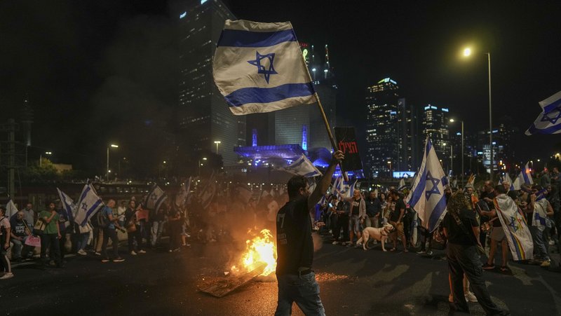 Protestas en Tel Aviv tras la destitución del ministro de Defensa, Yoav Gallant, el 5 de novimebre de 2024. Oded Balilty / AP