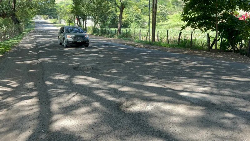 Los vehículos deben hacer esfuerzos por no caer en uno de los tantos agujeros que hay en la ruta CA-1 oriente, en Jutiapa. Foto / La Hora: Daniel Ramírez.