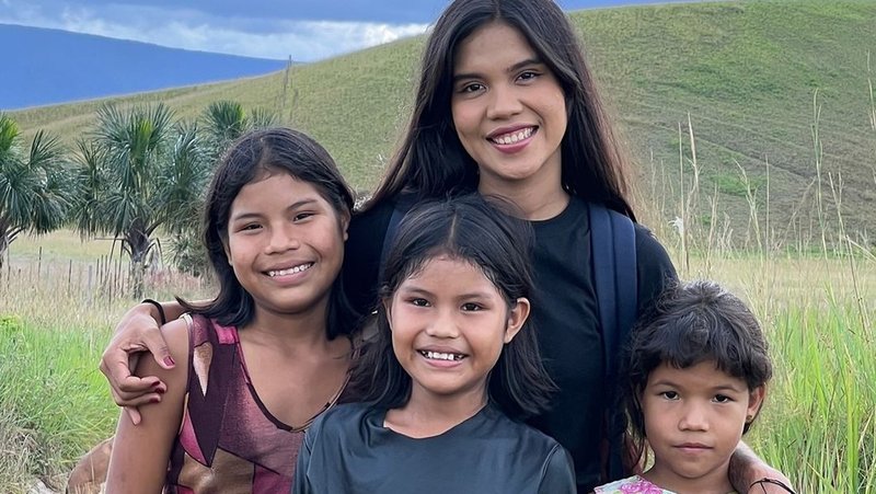 Corina Landáez junto a su familia en Kamarata, Venezuela Instagram @pemon.pachi