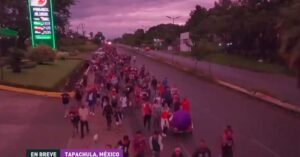 Una multitudinaria caravana con unos 1.000 migrantes de naciones sur y centroamericanas sale del estado sureño de Chiapas en México y avanza hacia la frontera con EE.UU