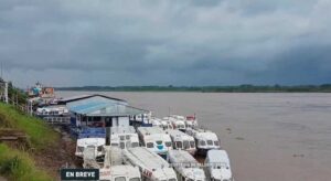 En Perú, habitantes de las comunidades indígenas amazónicas obstaculizan el tránsito fluvial por el río Chambira, en el departamento de Loreto. Reclaman al Gobierno de Dina Boluarte que realice labores de saneamiento tras un derrame de petróleo en sus aguas, y culpan de la contaminación a la compañía internacional Pluspetrol. Desde hace cinco días, los pobladores impiden el paso de las embarcaciones.