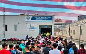 Un grupo de connacionales ingresa a la oficina de Migración, en la Fuerza Aérea, luego de arribar desde EE. UU. Más de 55 mil guatemaltecos han sido deportados DE ese país este año, con lo que el 2024 bate el récord histórico. Foto: IGM.