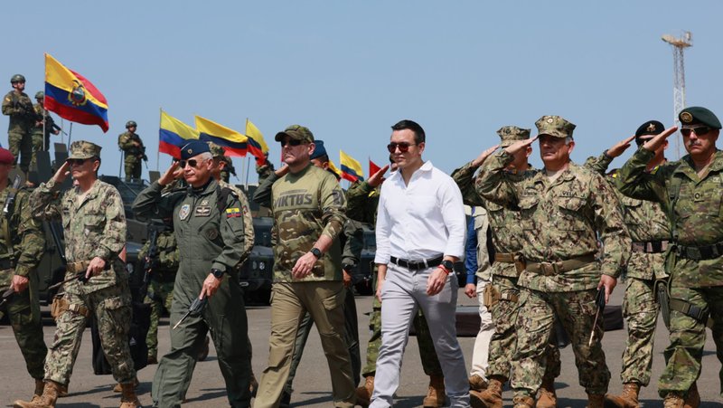 El presidente ecuatoriano Daniel Noboa junto a militares. X / Presidencia_Ec