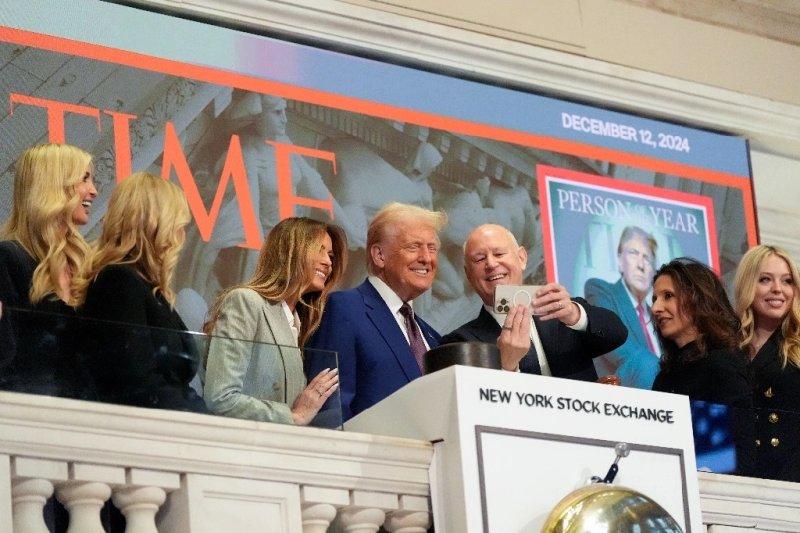 Donald Trump y Jeffrey Sprecher, presidente de la Bolsa de Valores de Nueva York, ayer en la apertura del mercado bursátil. Foto Ap