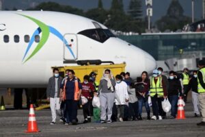 En 2023, Estados Unidos deportó a 55 mil 302 guatemaltecos, lo que superó el anterior récord de 2019, cuando fueron expulsados 54 mil 599. Foto Afp.