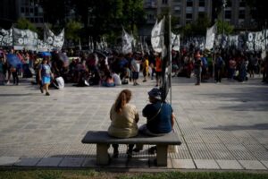 Manifestantes se sientan en un banco durante una protesta contra las políticas del presidente Javier Milei, en Buenos Aires, Argentina, el 20 de diciembre de 2024. Foto Ap