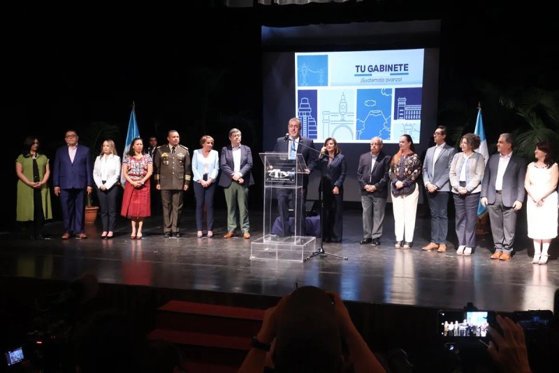 El presidente Bernardo Arévalo, la vicepresidenta Karin Herrera y el gabinete de Gobierno, en una foto del 8 de enero pasado. Foto: José Orozco/La Hora