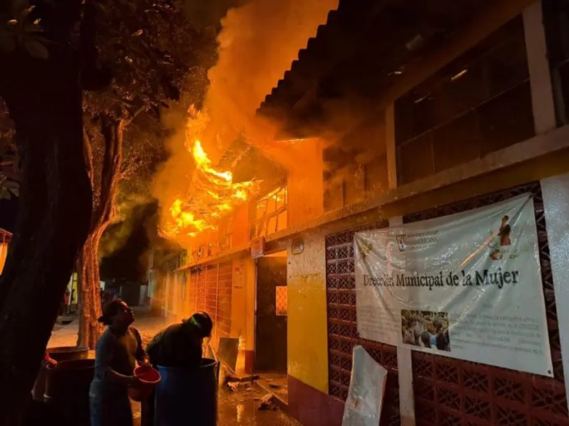 El incendio en las oficinas de la Municipalidad de Rabinal fue controlado por los Bomberos Voluntarios. Foto: La Hora / Conred.