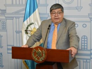 El ministro de Gobernación, Francisco Jiménez, revela detalles del hallazgo de cocaína en un contenedor procedente de Guatemala. Foto La Hora: Daniel