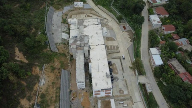 Imagen aérea del hospital en San Pedro Necta, que deja ver el estado de construcción. Foto: CIV