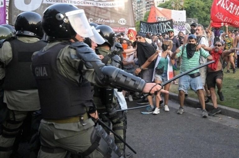 El estudio refleja que al menos 77 organizaciones sociales fueron allanadas con violencia. Foto Afp / archivo