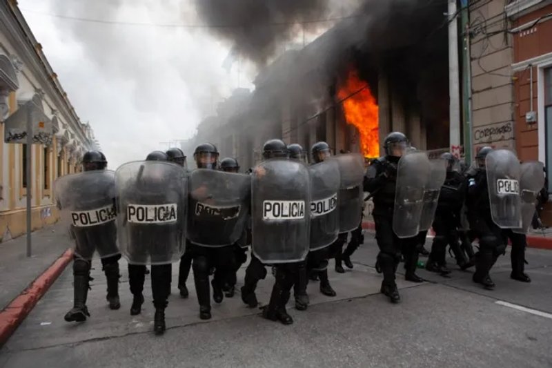 La PNC utilizó más de 300 bombas lacrimógenas para dispersar manifestantes en el Centro Histórico por la manifestación del 21 de noviembre de 2020. Foto: La Hora / Archivo