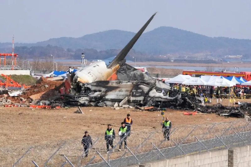 Los funcionarios de emergencias de Muan informaron que estaban estudiando la causa del incendio. Señalaron que, al parecer, el tren de aterrizaje del avión tuvo una falla. Foto Ap.