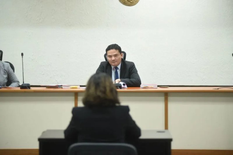 El juez Fredy Orellana resuelve ligar a Ligia Hernández a proceso penal durante su audiencia de primera declaración. Foto La Hora / Fabricio Alonzo