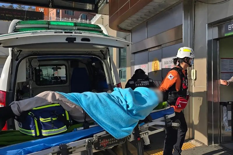 Los socorristas sacaron a dos tripulantes, y funcionarios de salud locales dijeron que están conscientes. Foto Afp