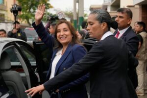 La nueva presidenta de Perú, Dina Boluarte, saluda a la prensa al salir de su casa en Lima, Perú, el 8 de diciembre de 2022. El martes 3 de diciembre de 2024 se desató la polémica en Perú después de que el exprimer ministro Alberto Otárola asegurara ante el Parlamento que Boluarte se operó la nariz en 2023; la mandataria no lo habría informado al Legislativo, incumpliendo la Constitución peruana. (Foto AP/Martín Mejía, Archivo)