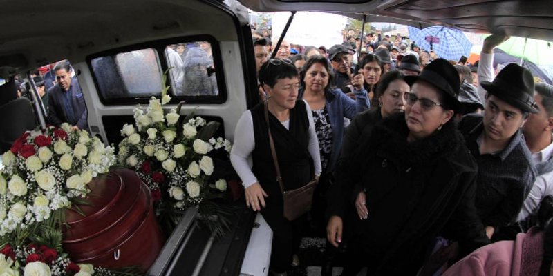 En Pujilí se realiza el velorio de Raúl Ilaquiche, esposo de la prefecta Lourdes Tibán. ( Roberto Chavez / API)