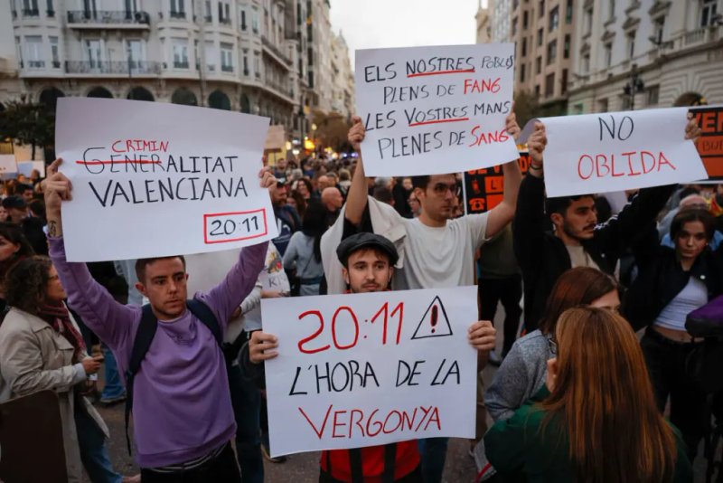 Un mes después de la dana y veintiún días desde la multitudinaria manifestación que exigió la dimisión del president de la Generalitat, Carlos Mazón, los mismos organizadores de esa convocatoria, han llamado nuevamente a una masiva protesta. Foto La Hora / EFE/Kai Forsterling