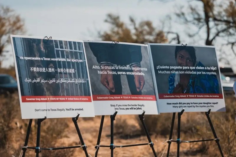 El gobernador de Texas, Greg Abbott, dio a conocer una nueva estrategia de seguridad que consiste en una campaña de 40 carteles publicitarios orientados a disuadir a quienes intenten cruzar la frontera. Foto tomada de X @GregAbbott_TX.