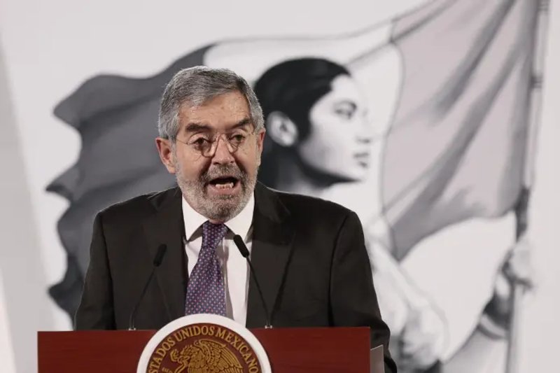 El canciller mexicano Juan Ramón de la Fuente, participa durante la conferencia de prensa matutina de la presidenta de México Claudia Sheinbaum. Foto La Hora: EFE