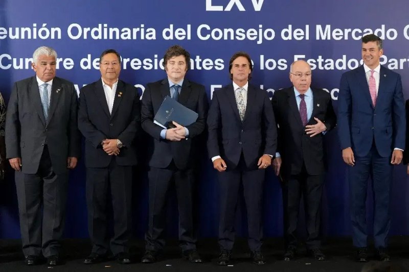 La foto oficial del la reunión del Mercosur se realizó sin la presencia del gobernante de Brasil, Luiz Inácio Lula da Silva. De izquierda a derecha: los presidentes de Panamá, José Raúl Mulino Quintero; de Bolivia, Luis Arce, el argentino Javier Milei, el uruguayo Luis Lacalle Pou y el mandatario paraguayo Santiago Peña. Foto Ap