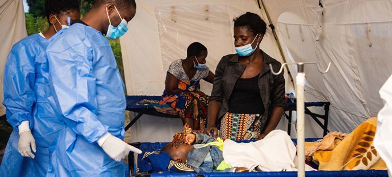 Un enfermo de cólera recibe tratamiento en Tukombo, en el norte de Malawi. © UNICEF