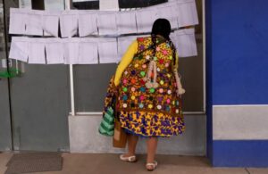 Una votante busca su lugar para sufragar durante las elecciones judiciales en Guaqui, Bolivia, el domingo 15 de diciembre de 2024.Foto La Hora: AP