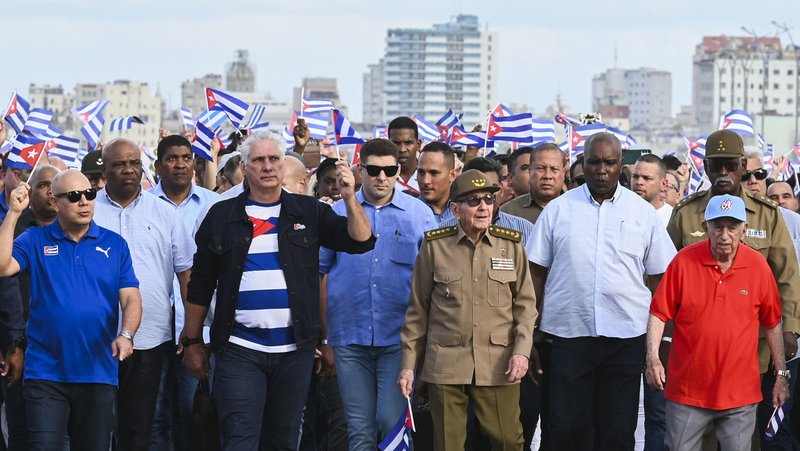 El presidente de Cuba, Miguel Díaz-Canel, y el líder de la Revolución cubana Raúl Castro durante la marcha contra el bloqueo estadounidense en La Habana, el 20 de diciembre de 2024. Foto: Yamil Lage / AP