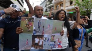 Familiares de niños desaparecidos gritan consignas frente a la Fiscalía de Guayas, 23 de diciembre de 2024 Romina Duarte / Gettyimages.ru