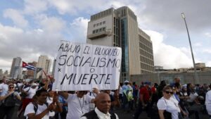 Los cubanos marcharon frente a la embajada de Estados Unidos en La Habana para exigir el cese del bloqueo económico. Foto: EFE.