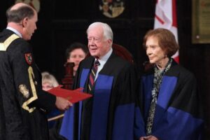 El expresidente Jimmy Carter y su esposa, Rosalynn, reciben títulos honorarios de manos del rector de la Queen's University, David Dodge, en Kingston, Ontario, el 21 de noviembre de 2012. Foto Ap