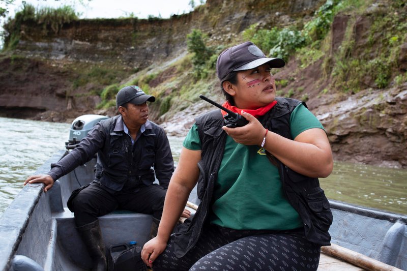 Alexandra Narváez y Holger Quenamá navegan sobre el río Aguarico en la lancha de la guardia indígena. Foto: Goldman Environmental Prize.