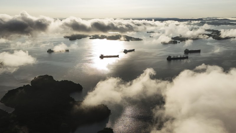 Buques de carga esperan para transitar por el canal de Panamá, 2 de septiembre de 2024 Matias Delacroix / AP