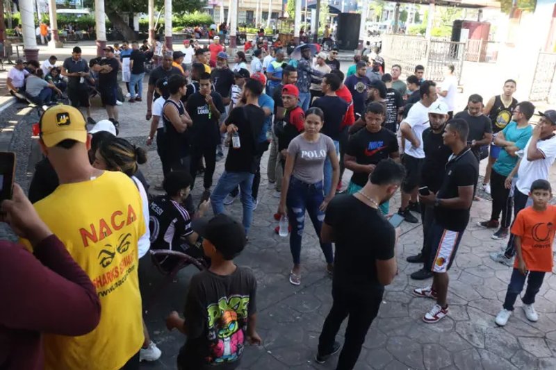 Migrantes se reúnen este domingo en una de las principales plazas en la ciudad de Tapachula en el estado de Chiapas (México). Foto La Hora: EFE/Juan Manuel Blanco