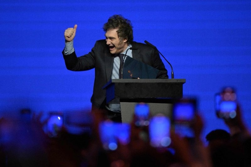 El presidente de Argentina, Javier Milei, hace un gesto de aprobación durante la Conferencia de Acción Política Conservadora (CPAC) en Buenos Aires el 4 de diciembre de 2024. Foto Afp