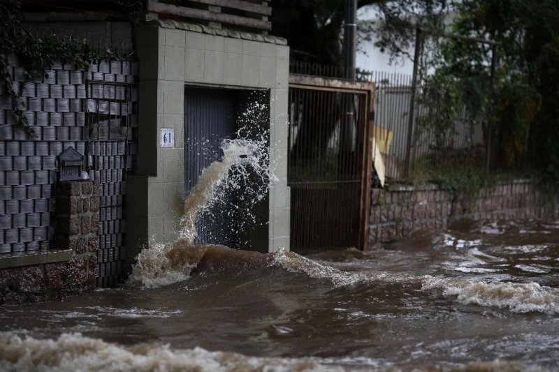 Brasilia. Ciudades del sureño estado brasileño de Santa Catarina activaron hoy un plan de contingencia y decretaron situación de emergencia por las lluvias que afectaron unos 24 municipios y a más de mil 300 personas en varias regiones.