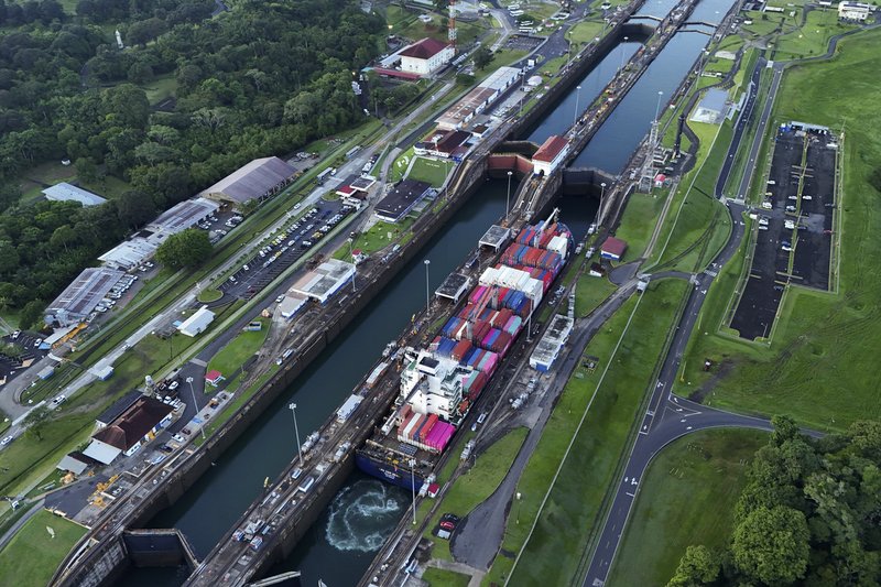 Un buque atraviesa las esclusas de Agua Clara del Canal de Panamá en Colón, 2 de septiembre de 2024 Matias Delacroix / AP