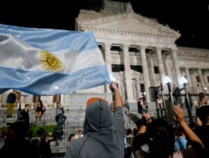 Argentina concluirá el año con una escalada de precios que agravan la crisis económica y social. Foto Ap/Archivo