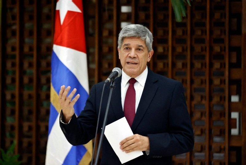 El viceministro de Relaciones Exteriores de Cuba, Carlos Fernández de Cossio, hace un gesto mientras pronuncia un discurso sobre la ronda migratoria entre Estados Unidos y Cuba que se celebra en La Habana el 4 de diciembre de 2024. Foto Afp