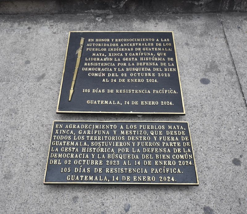 Se colocaron placas afuera del MP para conmemorar los 106 días de resistencia pacífica y luchar contra la corrupción. Foto La Hora: Daniel Ramírez