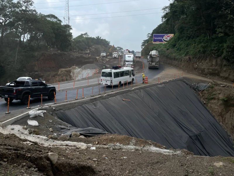 Transitar por el Km 44 se ha vuelto un calvario para los automovilistas. Foto: La Hora / José Orozco.