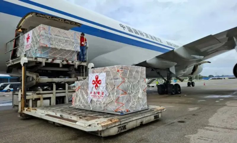 China entregó a Cuba un donativo de 69 toneladas de equipo para apoyar la recuperación del sistema eléctrico de la isla. Foto La Hora: EFE