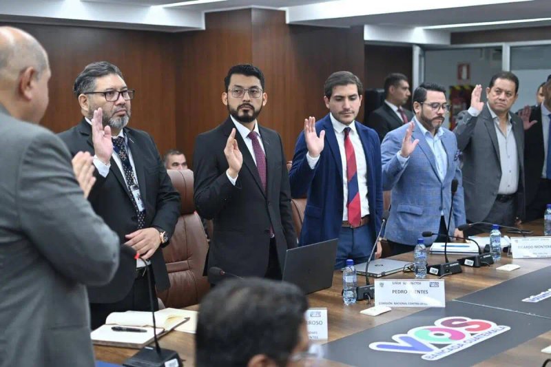 La directiva de Empresa Portuaria Quetzal y miembros de la Comisión Nacional contra la Corrupción en una citación de la bancada VOS en el Congreso de la República. Foto La Hora: Fabricio Alonzo